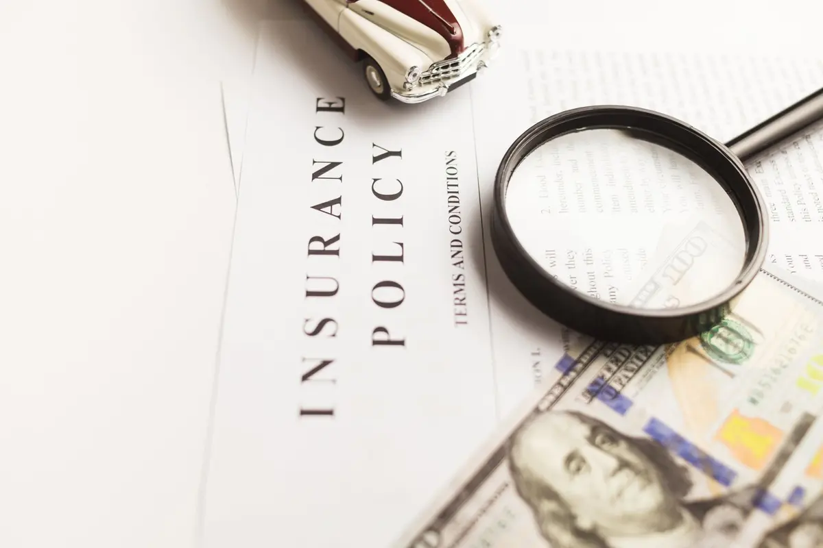 Professionnel indépendant consultant une attestation d'assurance RC Pro Hiscox sur ordinateur