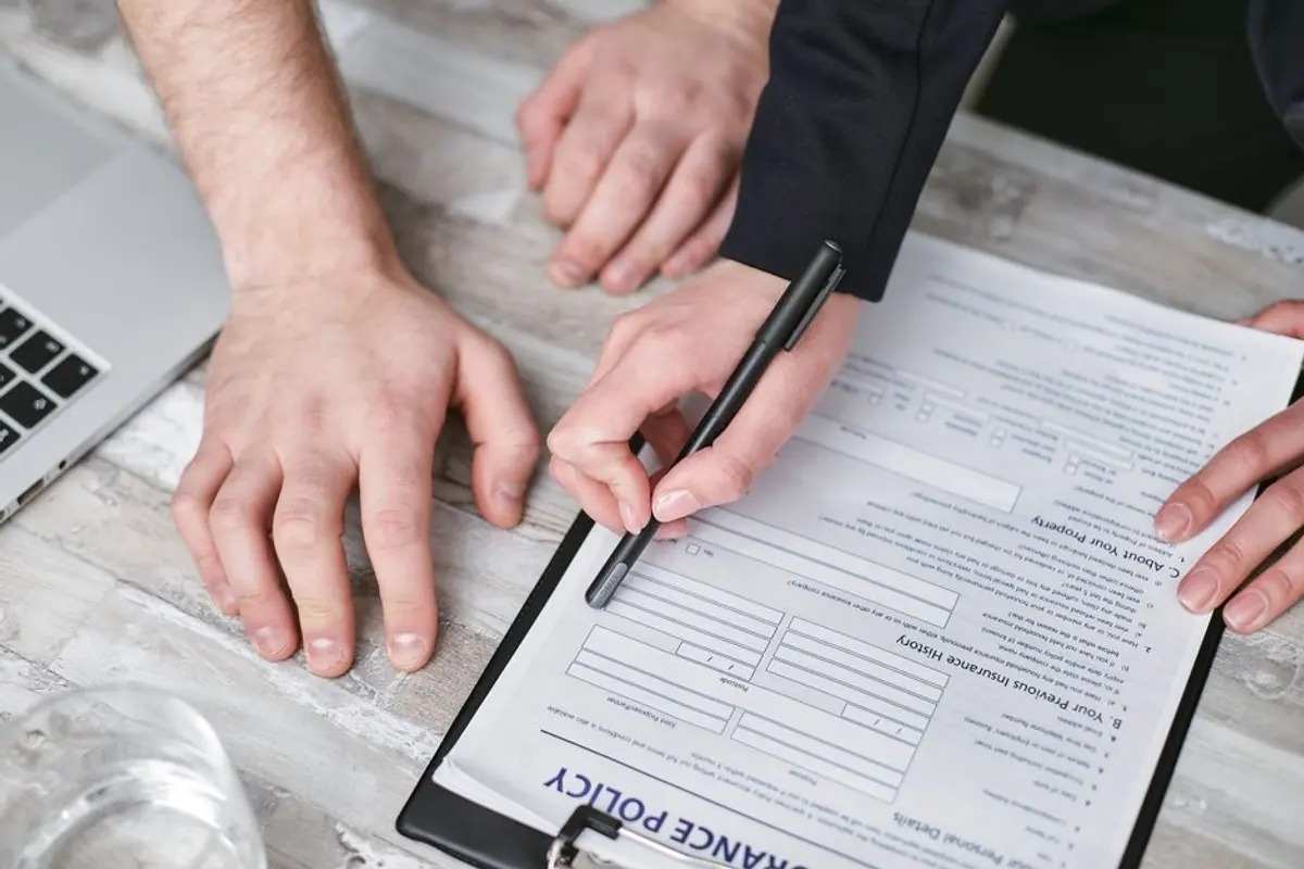 Indépendant vérifiant les garanties d'une assurance RCP Hiscox sur son ordinateur