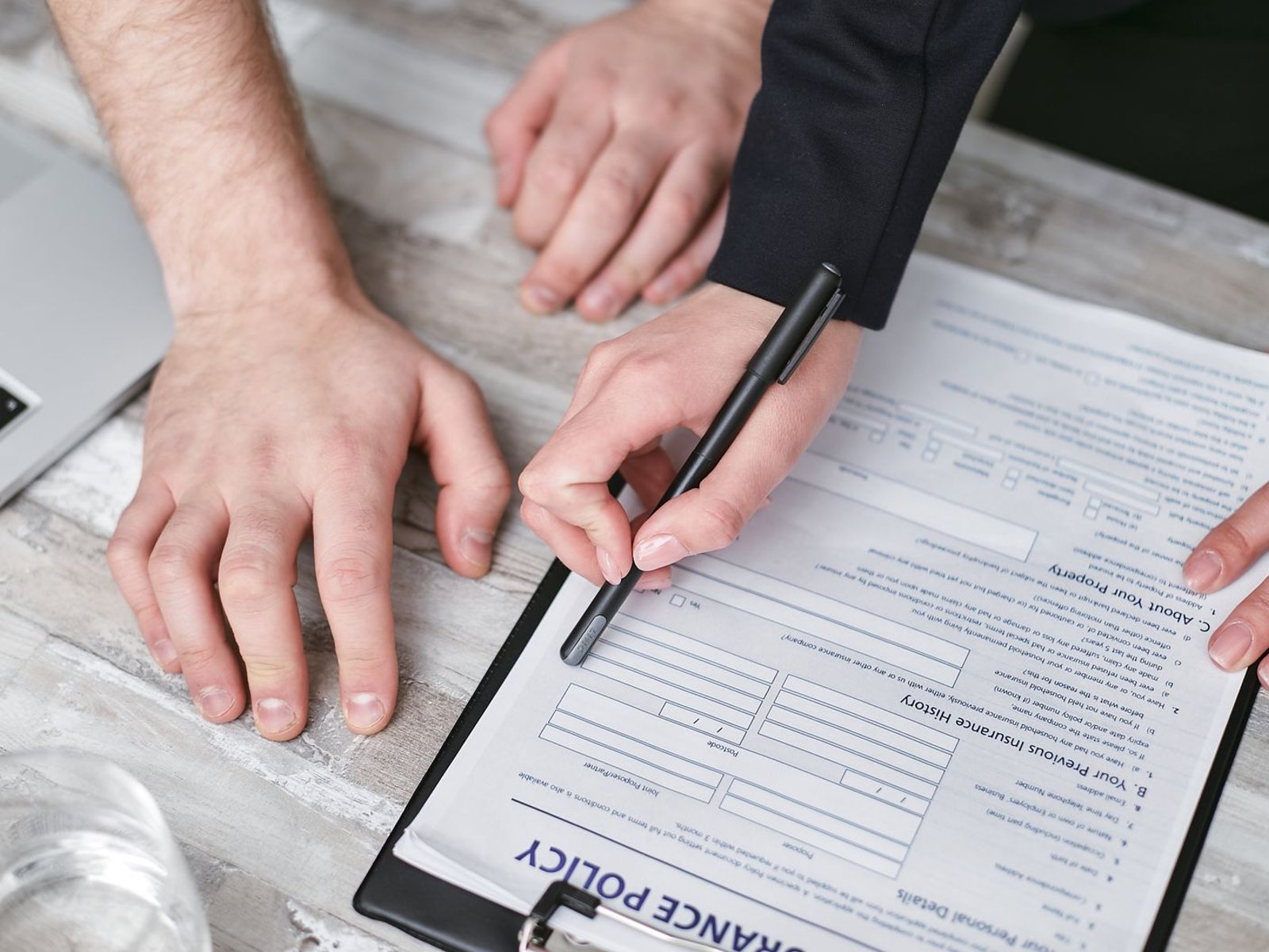 Un stylo posé sur un formulaire de police d’assurance, pendant la relecture d’un contrat